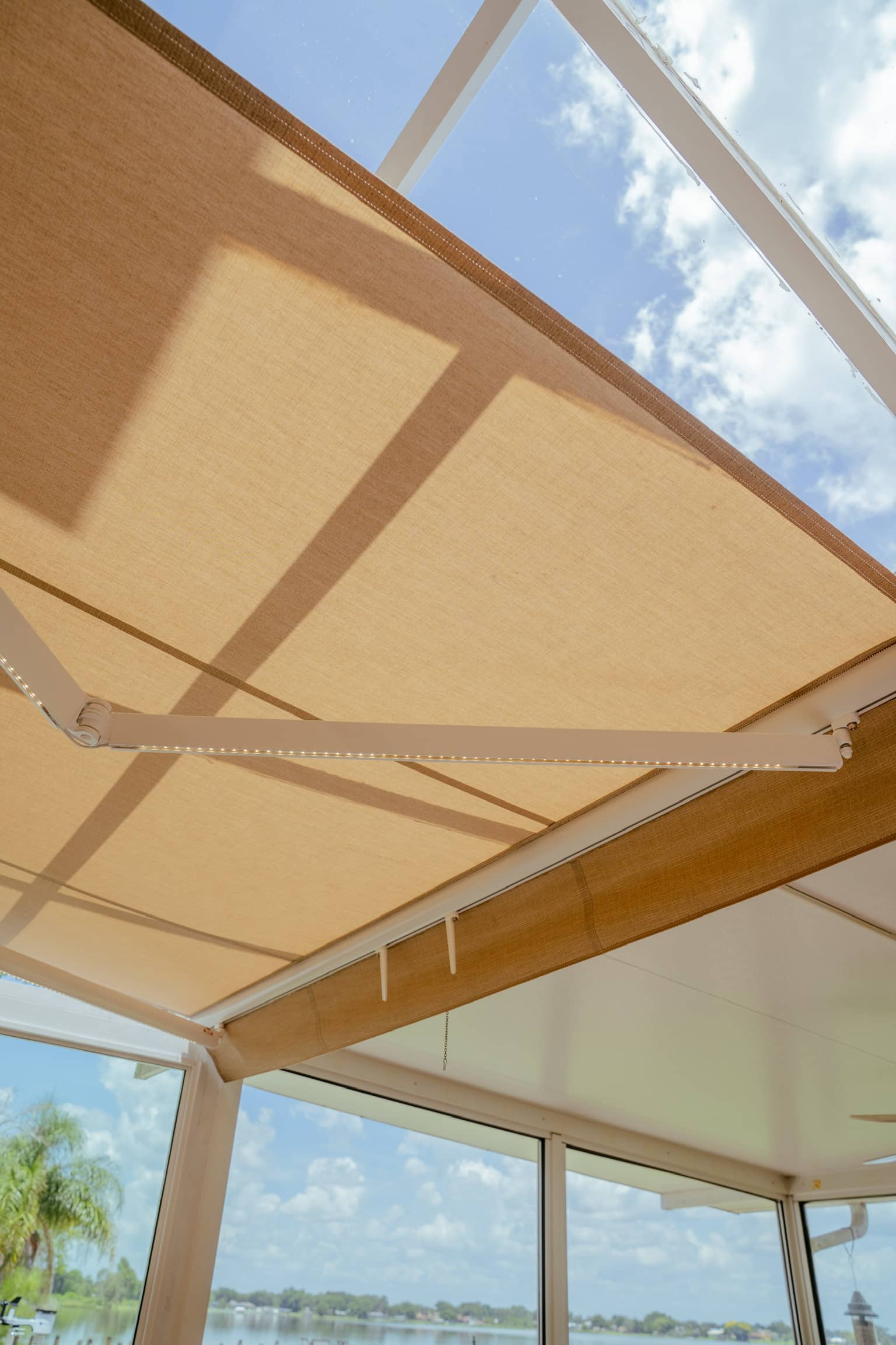 Are Retractable Awnings Worth the Investment in Lakeland Homes?